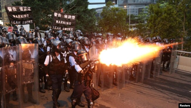 香港警察2019年6月12日向反对立法会逃犯条例修订案二读的抗议者发射催泪弹。
