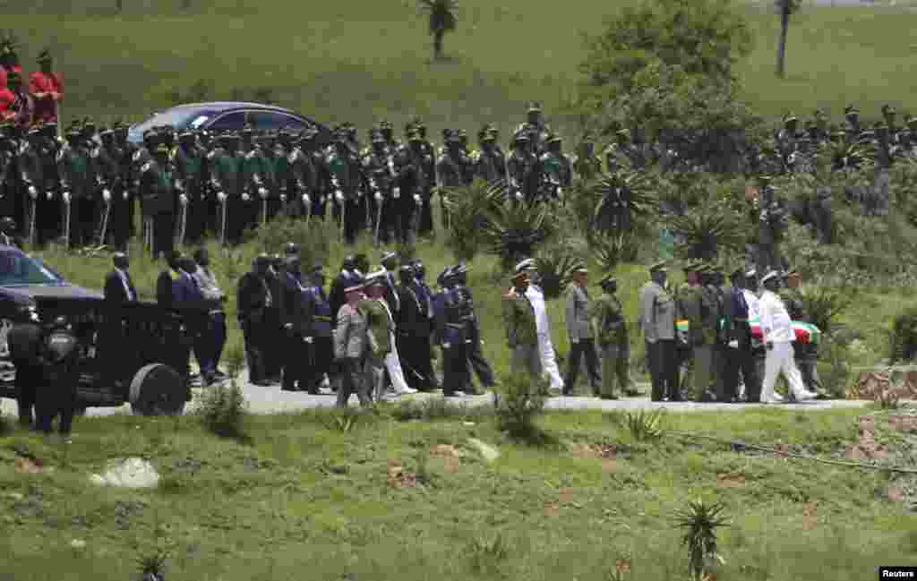 Peti mati mantan presiden Afrika Selatan Nelson Mandela tiba di pemakaman keluarga untuk dikubur di kampung halamannya Qunu di provinsi Cape Timur, 900 km selatan Johannesburg, 15 Desember 2013.