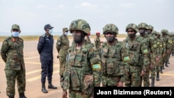 Tropas ruandesas na hora de partida a Moçambique para apoiar o país no combate à insurgência. Aeroporto Internacional de Kigali, Ruanda. 10 de Julho