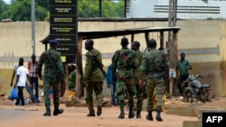 Des policiers patrouillent le 18 mai 2019 à Béoumi, deux jours après les violences qui ont éclaté entre Baoulés et Dioulas.