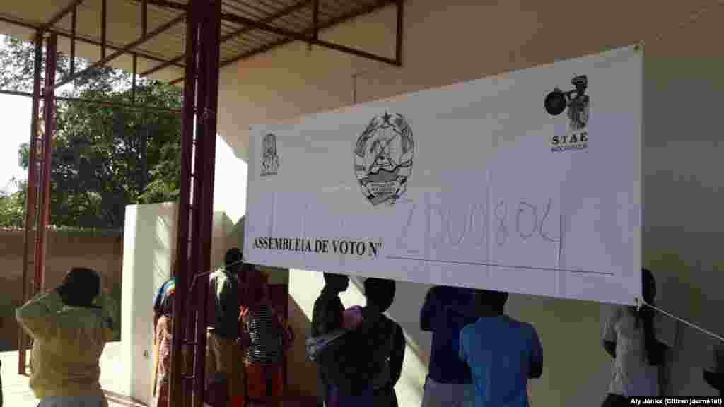 Assembleia de voto na província de Cabo Delgado. Moçambique, Outubro 15, 2014. Foto enviada por Aly Júnior