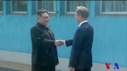 Moon et Kim se serrent la main sur la frontière entre le Nord et le Sud (vidéo)