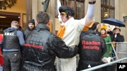 Des agents de sécurité fouillent des participants à un festival à Cologne, Allemagne, 4 février 2016. 