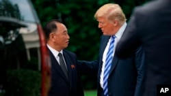 Prezidan Donald Trump ki t ap pale ak Kim Yong Chol, ansyen chèf sèvis espyonaj militè Kore di Nò e youn nan pi pwòch kolaboratè lidè peyi sa a, Kim Jong Un, aprè rankont yo nan Salon Oval Mezon Blanch la nan Washington, vandredi premye jen 2018. (Foto: AP/Andrew Harnik).