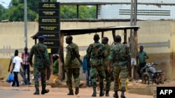 Des policiers patrouillent le 18 mai 2019 à Béoumi, deux jours après les violences qui ont éclaté entre baoulé et dioula. (Photo by SIA KAMBOU / AFP)