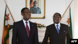 Zimbabwe President Robert Mugabe (R) poses for photos ahead of his meeting with Equatorial Guinea President Teodoro Obiang Nguema Mbasogo (L) at Zimbabwe State House in Harare, Jan. 23, 2016. 