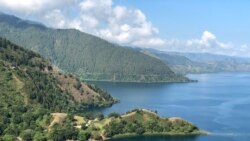 Pemandangan Danau Toba dari atas Bukit Singgolom, Kabupaten Toba, Sumatra Utara, pada 12 Maret 2020. (Foto: VOA/Anugrah Andriansyah)