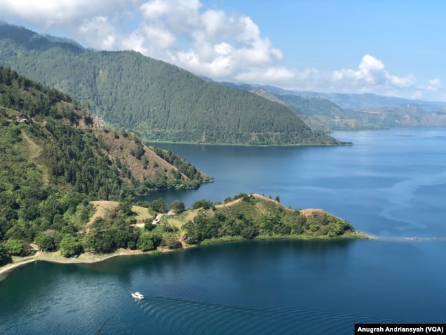 Pemandangan Danau Toba dari atas Bukit Singgolom, Kabupaten Toba, Sumatra Utara, Kamis 12 Maret 2020. (Foto: Anugrah Andriansyah)