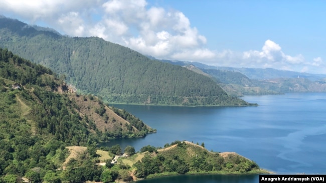 Pemandangan Danau Toba dari atas Bukit Singgolom, Kabupaten Toba, Sumatra Utara, pada 12 Maret 2020. (Foto: VOA/Anugrah Andriansyah)