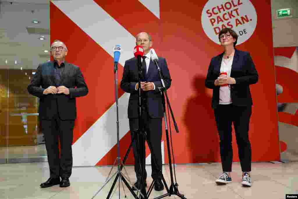 Almaniyanın Sosial Demokrat Partiyasından (SPD) Baş nazir namizəd Olaf Şolz, SPD həmsədrləri Norbert Vollter-Borjan və Saskia Esken 