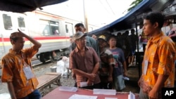 Les Indonésiens font la queue pour voter dans un bidonville de Jakarta, en Indonésie, mercredi 17 avril 2019. (Photo AP / Tatan Syuflana)
