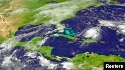 Badai tropis Joaquin terlihat mendekati kepulauan Bahama dalam citra satelit yang diambil Selasa (29/9). (Reuters/NOAA)