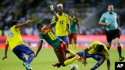 Le Gabonais Serge Ngouali, à gauche, et André Biyogo Poko, à droite, avec le Camerounais Edgar Salli lors du match de la Coupe d’Afrique des nations entre le Gabon et le Cameroun, à Libreville, le 22 janvier 2017.