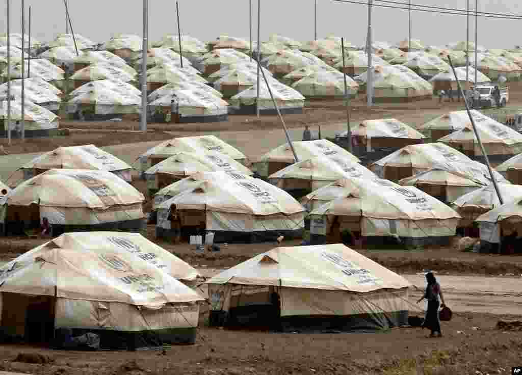 Para pengungsi Irak tinggal di kamp baru di luar kamp Bajid Kandala di kota Feeshkhabour, Irak, Selasa (19/8). (AP/Khalid Mohammed)