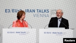 Kepala Kebijakan Luar Negeri Uni Eropa, Catherine Ashton (kiri) dan Menlu Iran Mohammad Javad Zarif berbicara kepada media di Wina, Austria (9/4).