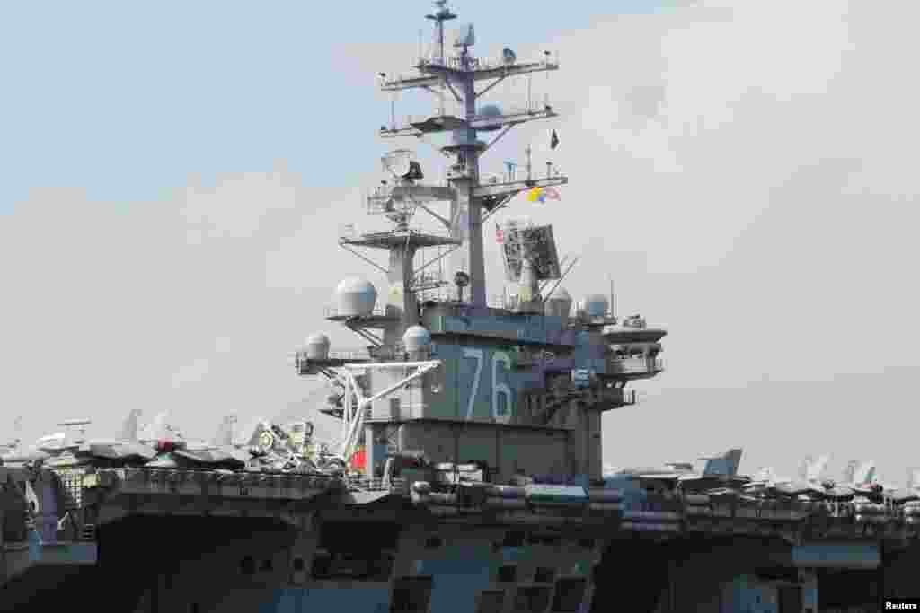 美国海军航空母舰罗纳德&middot;里根号于2018年11月21日访问中国香港。这艘尼米兹级核动力航母去年10月曾到访香港。中国当局允许美国军舰访问中国港口被认为是缓解美中关系的一个迹象。美国军舰停靠中国海港，往往被视为美中关系的晴雨表之一。