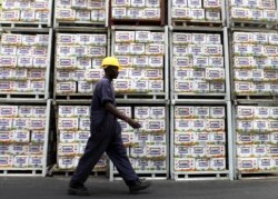 Seorang pekerja berjalan melewati kotak minyak goreng di pabrik Bidco di Thika, utara ibu kota Kenya, Nairobi 21 Januari 2012. (Foto: REUTERS/Noor Khamis)