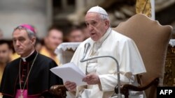 Le pape François lors du rite byzantin dans la basilique Saint-Pierre au Vatican, le 11 octobre 2019. 