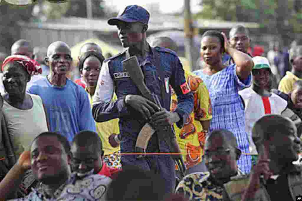Un policier ivorien lors d'une manifestation à Abidjan.