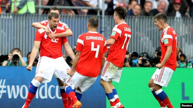 Cầu thủ Artem Dzyuba ăn mừng ghi bàn thắng thứ 3 với các đồng đội. Như vậy là các cầu thủ dự bị vào thay người đã ghi bàn giúp tuyển Nga.