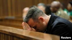 L'ancien athlète Oscar Pistorius est jugé pour le meurtre de sa compagne Reeva Steenkamp à la cour de Justice de Pretoria, Afrique du Sud, 14 juin 2016.