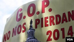 Un cartel en una marcha de activistas pro-inmigrantes reclamaba al Partido Republicano (GOP) no descuidarlos.