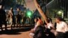انتقال بازداشت‌شدگان مهمانی‌های خصوصی طرقبه با «دستبند و پابند» به دادگاه