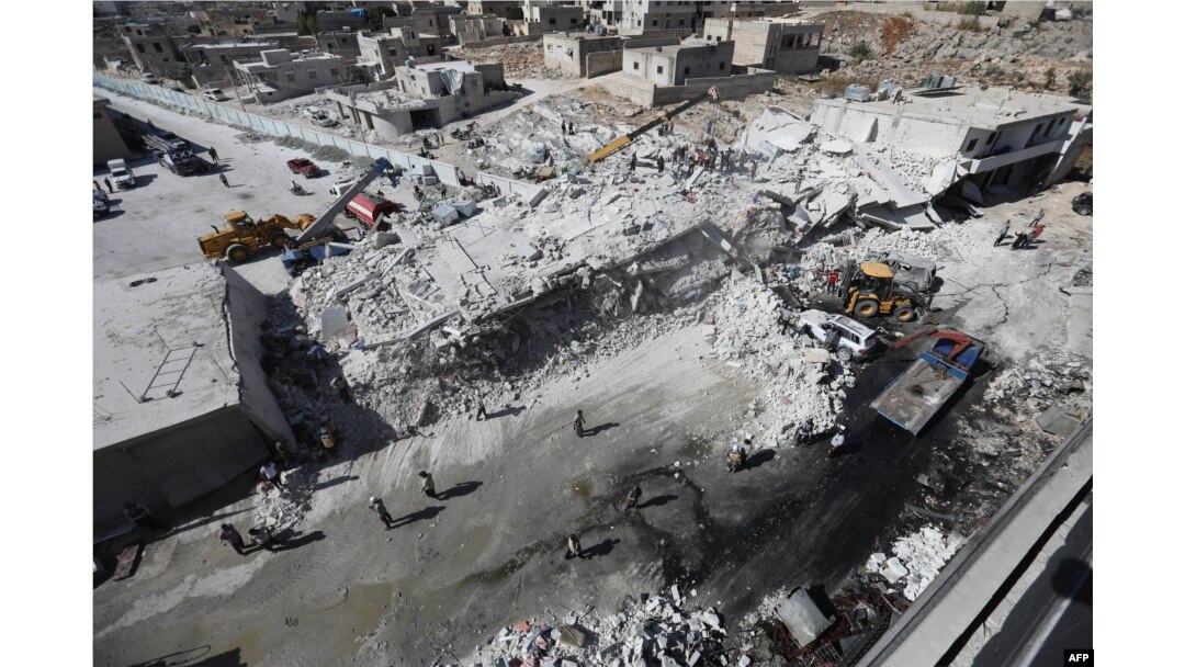 Arhiva - Uništene zgrade snmljene 12. avgusta 2018, nakon eksplozije skladišta sa oružjem u stambednom delu grada Sarmade, u severnoj sirijskoj provinciji Idlib.