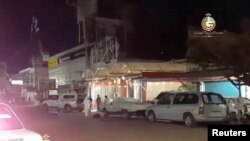 Para pejabat darurat berdiri di luar sebuah bar setelah orang-orang bersenjata menembak mati seorang jurnalis Minggu pagi di kota Iguala di negara bagian Guerrero, Meksiko barat daya, menurut otoritas setempat, 2 Agustus 2020. (GRISEL TAPIA FLORES/via REUTERS)