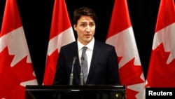 PM Kanada Justin Trudeau memberikan keterangan mengenai penembakan di SMA di Saskatchewan dalam konferensi pers di Davos, Swiss (22/1).