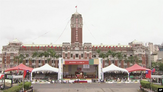 台湾总统府前为庆祝国庆节搭起台子。（2018年10月10日）