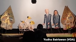 Wayang bergambar Presiden Amerika Serikat Joe Biden dan Wakilnya, Kamala Harris tampil di pentas wayang dengan dalang Ki Purbo Asmoro di kompleks rumahnya di Solo, Sabtu, 30 Januari 2021. (Foto : VOA/ Yudha Satriawan)