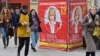 Warga Rusia berjalan melewati banner kampanye di Moskow (foto: dok). 