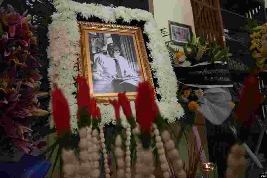 រូបថតរបស់លោក Bernard Krisher ស្ថាបនិកកាសែត ដឹ ខេមបូឌាដេលី ត្រូវបានដាក់តាំងដល់អ្នកចូលរួមដើម្បីគោរពវិញ្ញាណក្ខន្ធ នៅមណ្ឌលថែទាំជំនួស និងផ្តល់ជីវិតថ្មីដល់កុមារ ដែលមានទីតាំងក្នុងខណ្ឌច្បារអំពៅ រាជធានីភ្នំពេញ នាថ្ងៃទី១៩ ខែមីនា ឆ្នាំ២០១៩។ (កាន់ វិច្ឆិកា/VOA)
