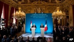 Los presidentes de Francia, Francois Hollande, derecha, y de Irak, Fouad Massoum, inauguran la conferencia internacional sobre el EIIL en París.