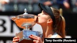 Теніс - WTA Premier 5 - Italian Open. 20 травня, 2018. Українка Еліна Світоліна цілує трофей
