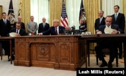Donald Trump ugostio je u septembru 2020. lidere Srbije i Kosova, Aleksandra Vučića i Avdullaha Hotija