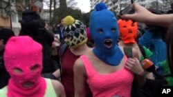 ຄະນະດົນຕີວົງພຸສຊີ ໄຣອອດ (Pussy Riot) ຊຶ່ງເປັນວົງດົນຕີ ພັງຣອກ ທີ່ເຄື່ອນໄຫວໃຕ້ດິນຕ້ານຕ້ານຣັດຖະບານ ຣັດເຊຍ
