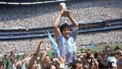 Diego Maradona levanta o troféu de campeão mundial pela Argentina, em 1986