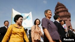 FILE - Sam Rainsy Party (SRP) members Chiv Kata, Thak Lany and Mu Sochua (L to R) walk during a protest in Phnom Penh November 16 , 2009.