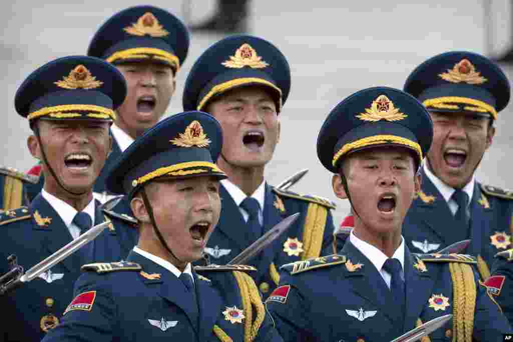 Chinese honor guard members let out a yell during a welcome ceremony for Singapore&#39;s Prime Minister Lee Hsien Loong at the Great Hall of the People in Beijing.