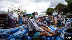 အောက်ဆီဂျင်ဖြည့်ရန် တန်းစီစောင့်နေကြသူများ။ (မန္တလေး၊ ၁၃ ဇူလိုင် ၂၀၂၁)