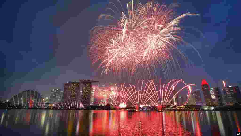 Des feux d'artifice pour la célébration des 50 ans de l'indépendance de Singapour, 9 août 2015. 
