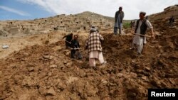 Warga desa Afghanistan menggali tanah untuk mencari korban tanah longsor di Badakhshan, Afghanistan (foto: dok).