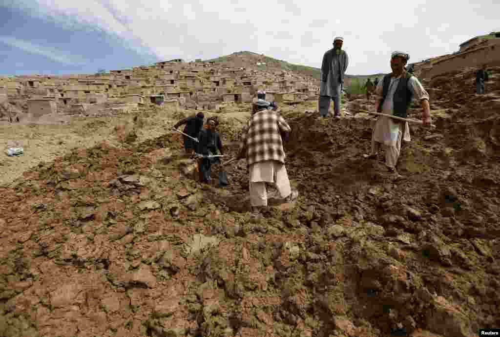 تودے گرنے کے واقعے میں ہلاک ہونے والوں کی تعداد ایک اندازے کے مطابق 250 سے 2700 تک بتائی جاتی ہے۔