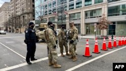 Tentara Garda Nasional mengamankan jalan-jalan di Washington DC menjelang acara pelantikan Presiden.