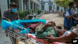 မန္တလေးမြို့မှာ စစ်တပ်နဲ့ ရဲ ပစ်ခတ်မှုကြောင့် သေဆုံးသွားသူတဦးကို သယ်ဆောင်နေတဲ့ မြင်ကွင်း။ (မတ် ၂၃၊ ၂၀၂၁)