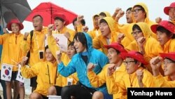13일 오전 울진 죽변항 인근 바다에서 독도 횡단 수영 릴레이를 시작한 가수 김장훈(가운데)과 한국체육대학교 학생들.