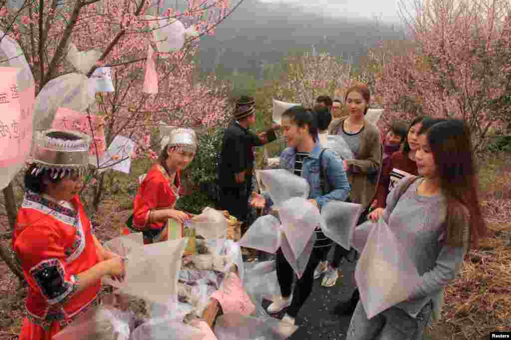 Locais vendem balões de plástico contendo ar puro da montanha de Qingyuan, na China.