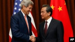 Госсекретарь США Джон Керри и министр иностранных дел Китая Ван И (архивное фото)